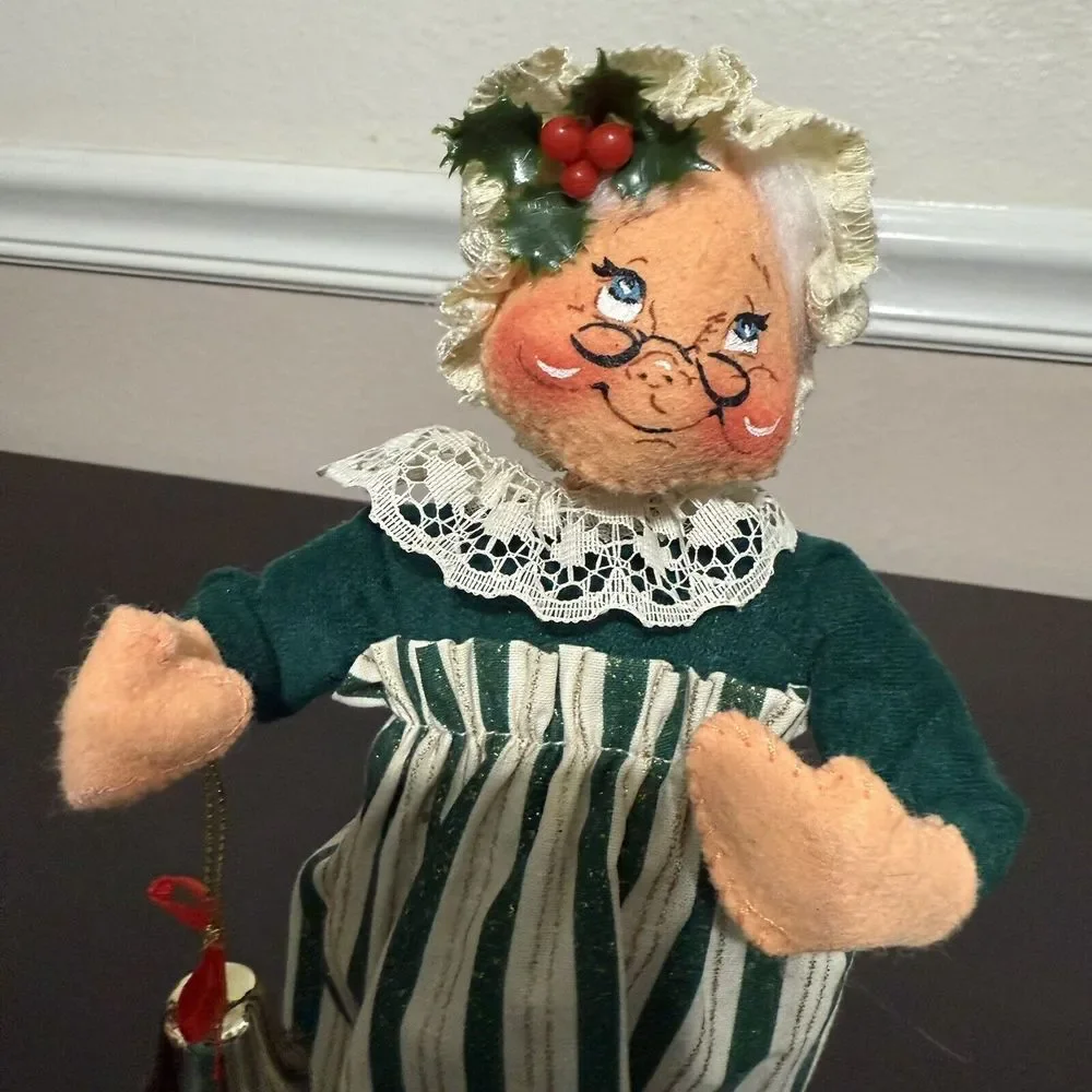 Annalee Mrs.‎ Claus Santa with Jingle Bell Doll Figurine W/ Mobilitee Holly